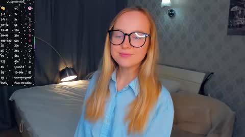 Snapshot of nicolavanderbie chatting on 10-19-25, 05:13 Nicoletta online show from 10-19-25, 05:13