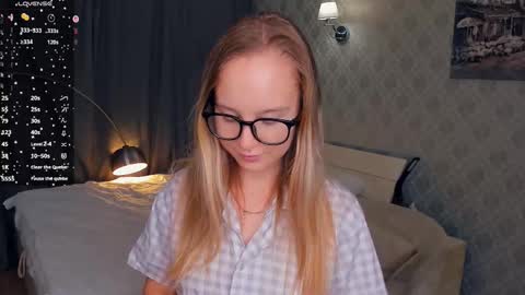 Snapshot of nicolavanderbie chatting on 10-20-25, 04:07 Nicoletta online show from 10-20-25, 04:07