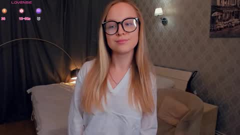 Snapshot of nicolavanderbie chatting on 10-21-25, 02:40 Nicoletta online show from 10-21-25, 02:40