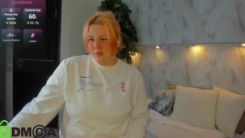 Snapshot of nicole_wans chatting on 09-17-25, 12:12 Nicole online show from 09-17-25, 12:12