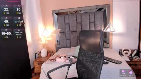 Snapshot of nicole_whitee chatting on 09-26-25, 07:29 N A T A L I A online show from 09-26-25, 07:29