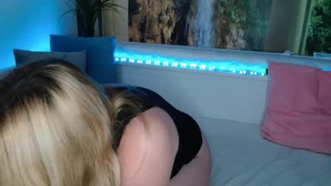 Snapshot of nicolelinharts chatting on 10-22-25, 08:08 Birthday online show from 10-22-25, 08:08