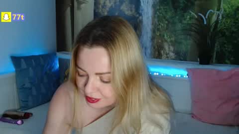 Snapshot of nicolelinharts chatting on 12-17-25, 09:43 Birthday online show from 12-17-25, 09:43