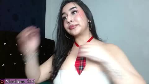 Snapshot of nicolle_sabinas chatting on 10-21-25, 04:30 Nicolle online show from 10-21-25, 04:30