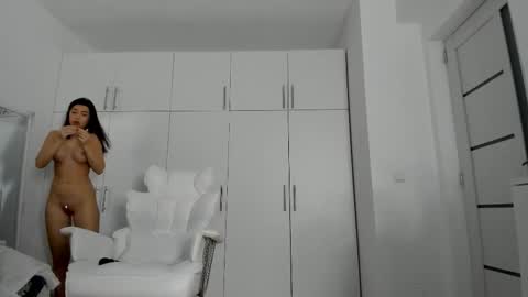 Nicolle online show from 11-28-25, 05:43