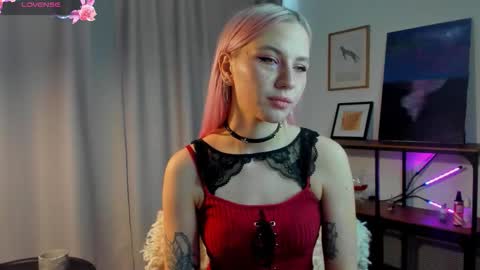 Snapshot of nicollefarrey chatting on 02-08-26, 07:56 Kim online show from 02-08-26, 07:56