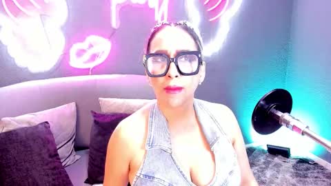 Snapshot of nicooolsmith chatting on 12-18-25, 12:44 Nicol smith online show from 12-18-25, 12:44