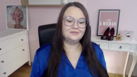 Snapshot of nightholly chatting on 02-18-26, 05:36 Holly online show from 02-18-26, 05:36