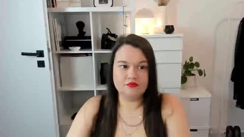 Snapshot of nightholly chatting on 02-25-26, 07:07 Holly online show from 02-25-26, 07:07