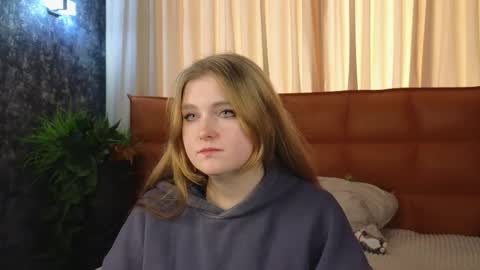 Snapshot of nightsaffron chatting on 11-25-25, 07:30 Azalea online show from 11-25-25, 07:30