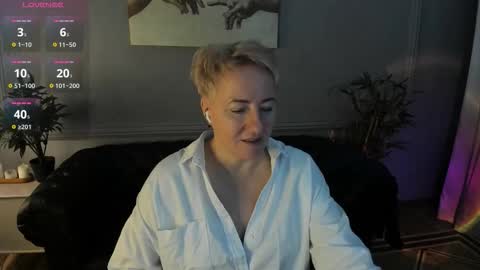 Snapshot of nika_smit chatting on 11-15-25, 06:00 Nika online show from 11-15-25, 06:00