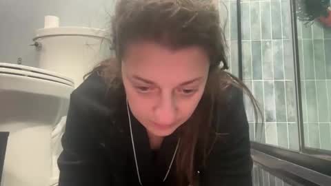 Snapshot of nikkisnow1 chatting on 11-26-25, 04:35 nikkisnow1 online show from 11-26-25, 04:35