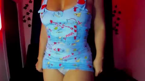 Snapshot of nikky_evans_ chatting on 09-16-25, 06:14   online show from 09-16-25, 06:14