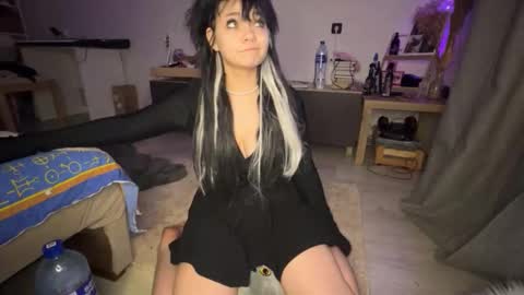 nikoli_naw online show from 12-22-25, 12:07