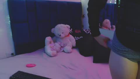 nikolle_huyt online show from 09-10-25, 09:37
