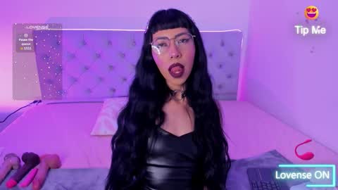 Nina Fox  online show from 10-20-25, 06:03