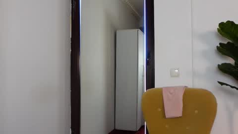 NinaCrystal online show from 12-19-25, 08:43