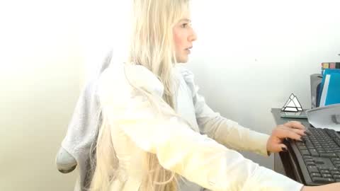 Snapshot of ninakitdman chatting on 09-25-25, 01:48 Ninakitdman online show from 09-25-25, 01:48