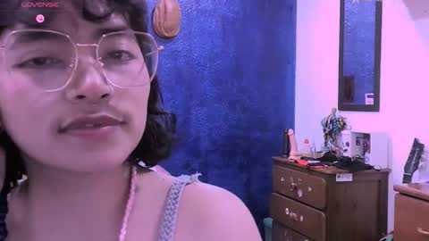 Snapshot of ninayellow chatting on 12-22-25, 04:59 Nina online show from 12-22-25, 04:59