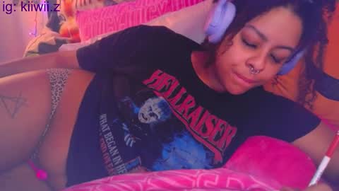 Snapshot of nintendhoe_ chatting on 03-04-25, 06:15 kiwi online show from 03-04-25, 06:15