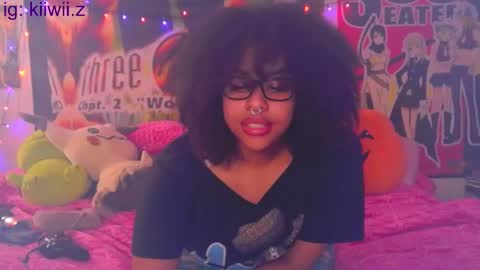 Snapshot of nintendhoe_ chatting on 03-08-25, 06:43 kiwi online show from 03-08-25, 06:43