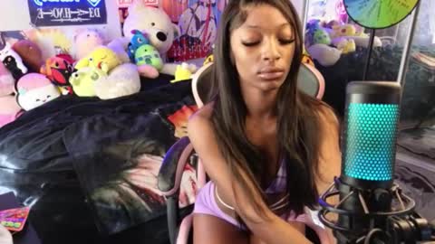 NIVIA WOLFE online show from 12-22-25, 04:37