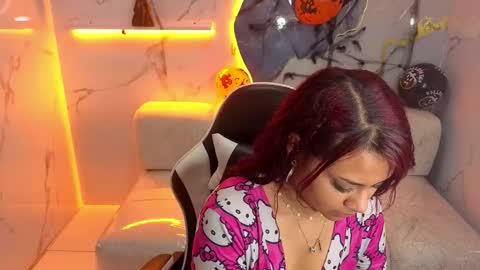 Snapshot of noa_tp chatting on 10-27-25, 12:31 Noa online show from 10-27-25, 12:31