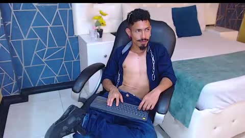 Snapshot of noaahtylor chatting on 02-27-26, 10:43 Noah online show from 02-27-26, 10:43