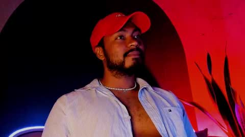 Snapshot of noah_jones__ chatting on 12-17-24, 04:45 Noah online show from 12-17-24, 04:45