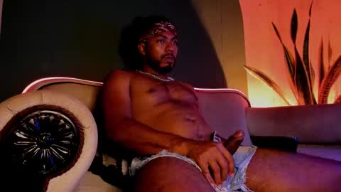 Snapshot of noah_jones__ chatting on 12-22-24, 08:38 Noah online show from 12-22-24, 08:38