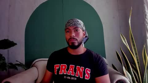 Snapshot of noah_jones__ chatting on 11-17-25, 02:12 Noah online show from 11-17-25, 02:12