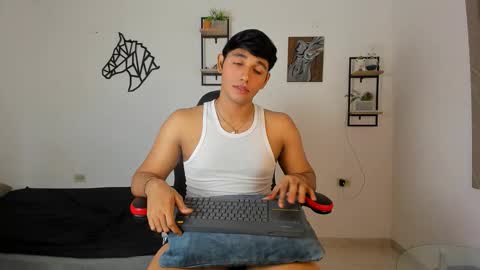 Snapshot of noah_katz chatting on 10-17-25, 02:48 Noah online show from 10-17-25, 02:48