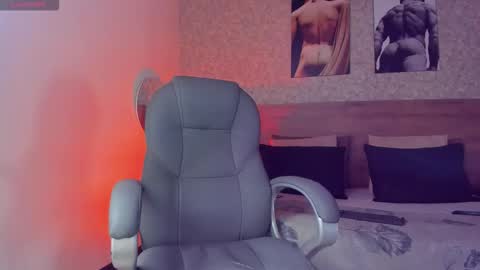 Snapshot of noahcrux chatting on 10-24-25, 12:01 Noah online show from 10-24-25, 12:01