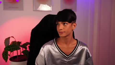 Snapshot of noahh_th03 chatting on 02-19-25, 01:06 Noah online show from 02-19-25, 01:06