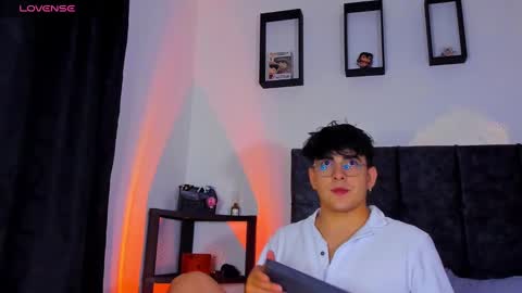 Snapshot of nolan_twink chatting on 10-19-25, 02:45 Nolan online show from 10-19-25, 02:45