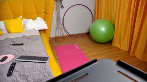 NoraFoxes online show from 02-12-26, 06:30