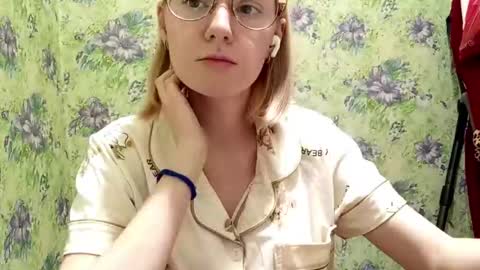 Lola online show from 10-27-25, 08:40