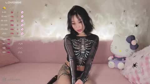 Snapshot of norma_blum chatting on 10-30-25, 12:50 eva online show from 10-30-25, 12:50