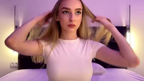 Goldie online show from 10-25-25, 04:02