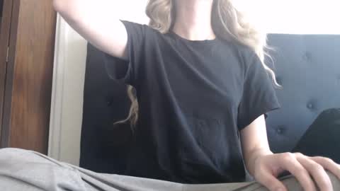 Snapshot of novafrey chatting on 03-12-25, 09:35 Olivia online show from 03-12-25, 09:35