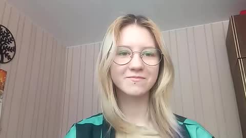 Snapshot of novellahartig chatting on 02-06-26, 07:12 Sari It is my first day online show from 02-06-26, 07:12