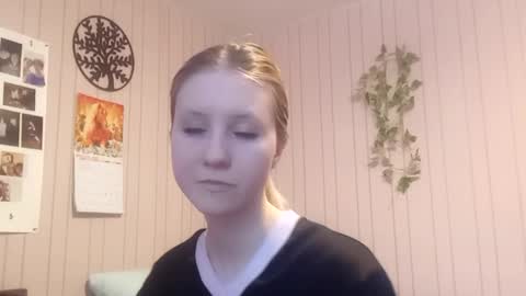 Snapshot of novellahartig chatting on 02-22-26, 02:37 Sari It is my first day online show from 02-22-26, 02:37