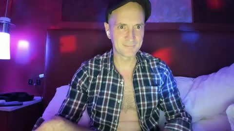 Snapshot of nyhudsonvalleyfun chatting on 10-16-25, 07:31 HudsonValleyNYfun online show from 10-16-25, 07:31