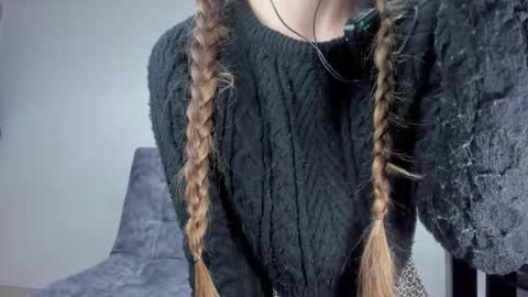 Snapshot of nyusha619933 chatting on 10-29-25, 08:32 Laura nyu online show from 10-29-25, 08:32