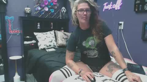 Snapshot of oddywithabody chatting on 10-20-25, 06:25 Oddy With A Body online show from 10-20-25, 06:25