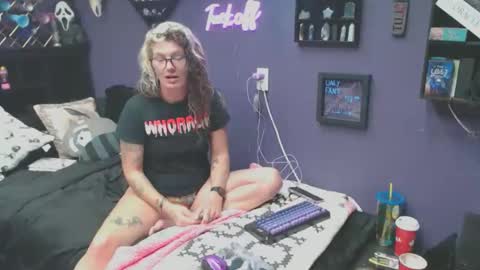 Snapshot of oddywithabody chatting on 10-24-25, 05:37 Oddy With A Body online show from 10-24-25, 05:37