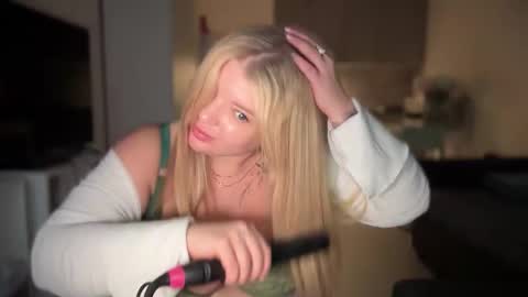 Snapshot of odriolsen chatting on 11-06-25, 01:23 Odri online show from 11-06-25, 01:23