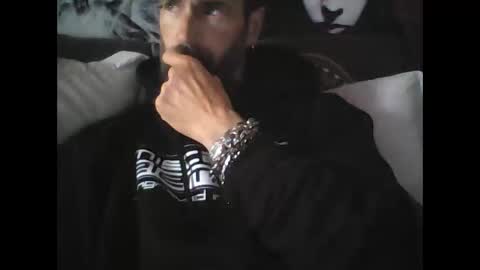 Snapshot of oedipe666 chatting on 09-27-25, 01:05 oedipe666cam online show from 09-27-25, 01:05