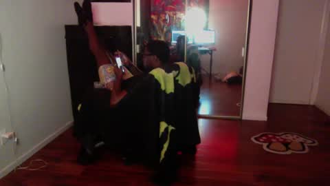 Snapshot of officialmoneyxxx chatting on 10-08-25, 08:34 Money online show from 10-08-25, 08:34