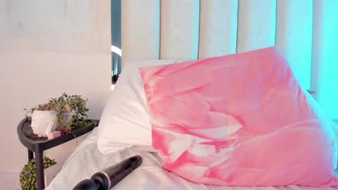 Holly online show from 01-12-25, 02:03